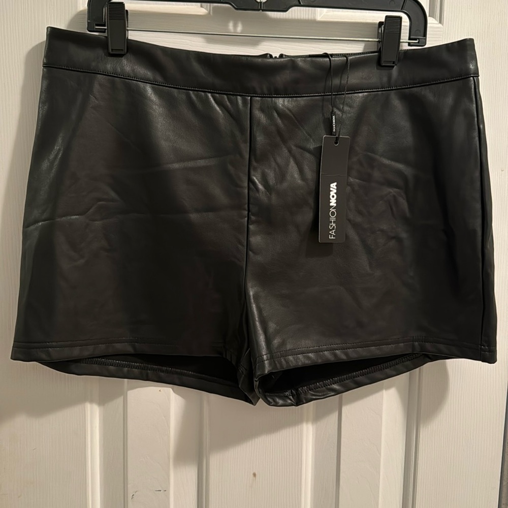 FashionNova Black Faux Leather Shorts Women’s Sixe 1X, NWT